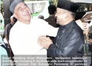 Pelukan Hangat Bupati Anom Menyambut Kepulangan Wakil Bupati Pemalang dari Tanah Suci