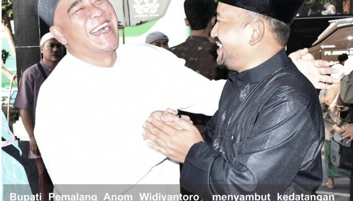 Pelukan Hangat Bupati Anom Menyambut Kepulangan Wakil Bupati Pemalang dari Tanah Suci