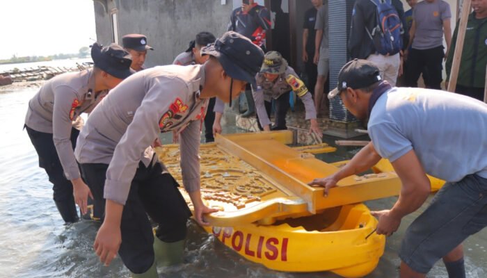 Rumah Terendam Banjir Rob Polres Kendal Pindahkan Siti Rokhanah Ke Rumah Kontrakan