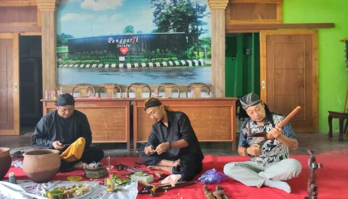 Aura Magis Suro! Puluhan Keris Keramat Warisan Leluhur Dijamas di Desa Penggarit