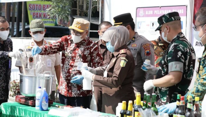 Wabup Nurkholes Saksikan Pemusnahan Barang Bukti Kejahatan di Kejari Pemalang