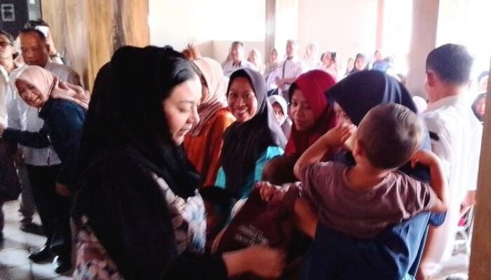 Bupati Brebes Salurkan Bantuan Pangan Bergizi Cegah Stunting untuk 300 Keluarga di Paguyangan