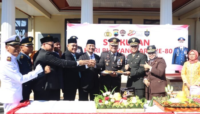 Kejutan Hari Bhayangkara ke-80: Dandim Pemalang Geruduk Polres Bawa Tumpeng