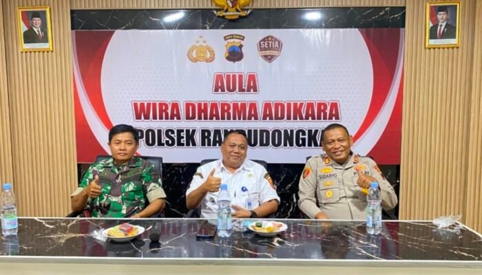 HUT Bhayangkara ke :80 , Camat dan Danramil Randudongkal Berikan Kejutan di Mapolsek