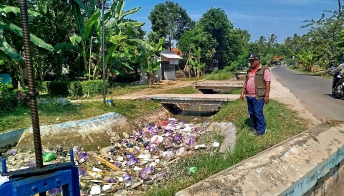 Antisipasi Banjir, Camat Comal Gerakkan Sinergi Lintas Sektor Bersihkan Sungai Layang