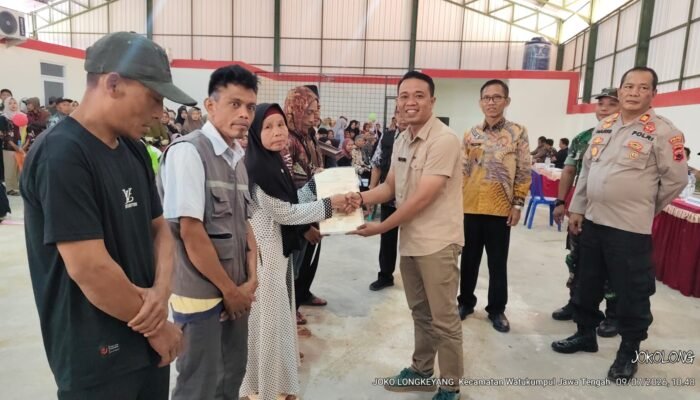 Bagikan Ratusan Sertifikat PTSL, Kades Jojogan Tepis Isu Ada Pungli Semuanya Melalui Musdes