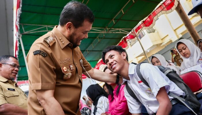 Anak Ojek hingga Buruh Tani Sekolah Gratis, Gubernur Luthfi: Ora Usah Minder!