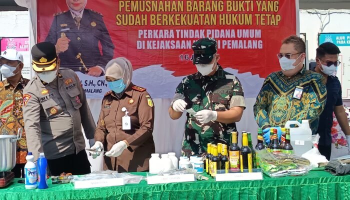 Dandim Pemalang Kawal Pemusnahan Ribuan Barang Bukti Kejahatan di Kejari