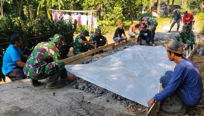 Sinergi Tanpa Batas! TNI-Warga Desa Banyumudal, Sulap Jalan Setapak Jadi Jalur Ekonomi