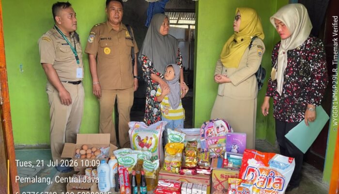 Camat Comal Kawal Bantuan Anak Terdampak Penertiban Warung Marimas di Desa Gintung Terima Bantuan 