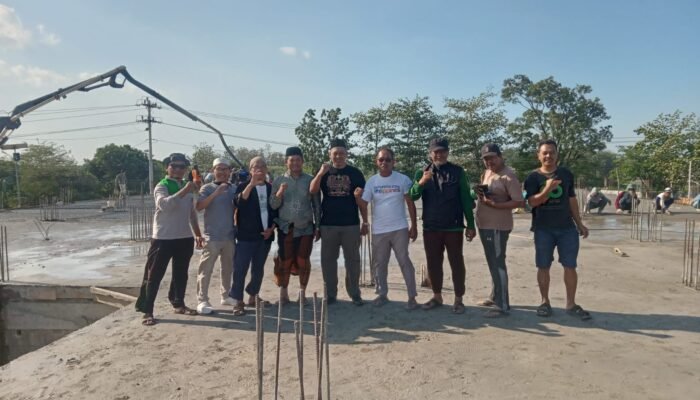 Gotong Royong Pengecoran MWC NU Randudongkal, Sekretaris PCNU: Sesama Saudara Wajib Nyengkuyung