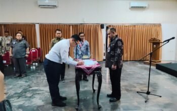Bupati Anom Widiyantoro Lantik Budi Harsudiono Seto Aji Jadi Dirut PDAM Tirta Mulia Pemalang 2026–2031