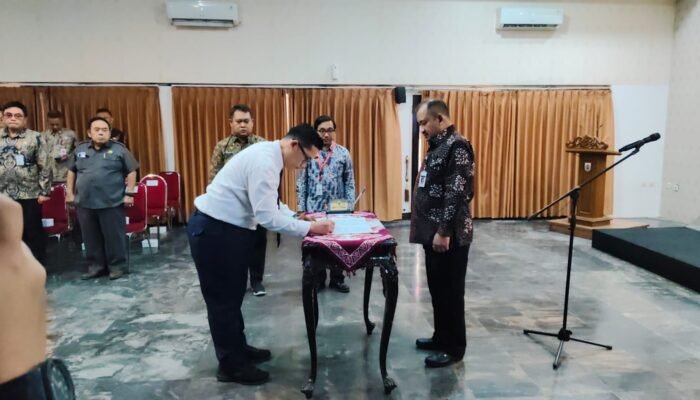 Bupati Anom Widiyantoro Lantik Budi Harsudiono Seto Aji Jadi Dirut PDAM Tirta Mulia Pemalang 2026–2031