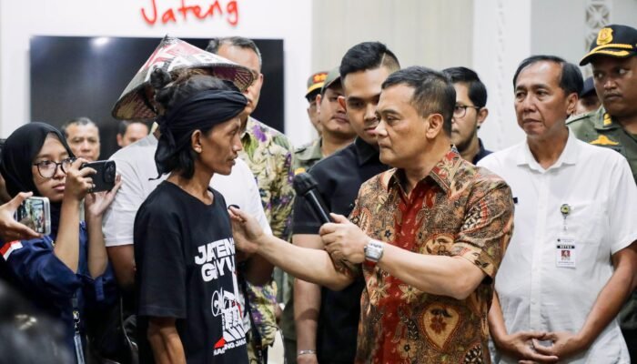 Gubernur Luthfi Buka Rumah Rakyat, Sediakan Puluhan Truk Angkut Tebu Petani Blora