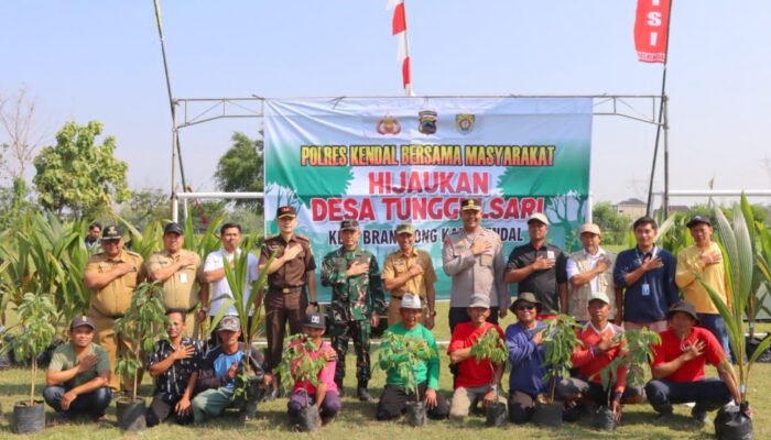 Gelar Gerakan Penghijauan Di Desa Tunggulsari Polres Kendal Tanam 700 Batang Bibit Tanaman Buah