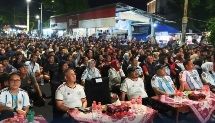 Ribuan Warga Padati Alun-alun Pemalang, Nobar Final Piala Dunia Bersama Bupati Anom