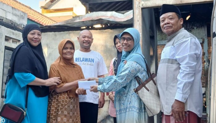 Warga RW 7 Perumda Kendal Salurkan Bantuan Bagi Korban Musibah Kebakaran Di Dusun Dodogan