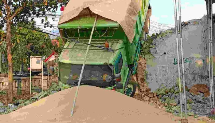 Truk Bawa Gandum Blong di Paguyangan Masuk Jalur Penyelamat Hingga Jebol