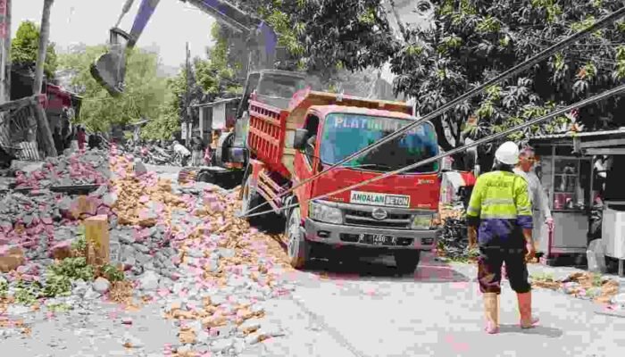 Duka Brebes 2 Anak Tewas Tertimpa Gedung Tua di Bumiayu PT Andalan Beton Kerahkan Alat Berat Percepat Evakuasi Reruntuhan