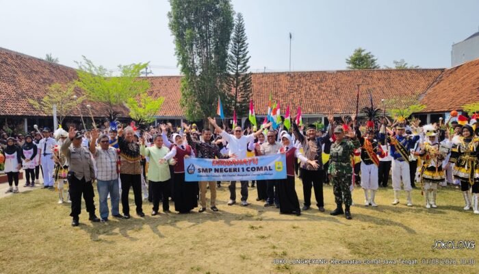 Pulang ke Almamater Setelah 46 Tahun, Plt Bupati Pemalang Bikin Siswa SMPN 1 Comal Terpukau!