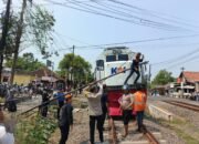 Insiden Tiang WiFi Roboh ke Rel, Perjalanan Kereta Api di Sragi Sempat Terhambat.