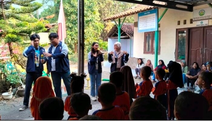 Aksi Seru Mahasiswa UNDIP Ajak Anak PAUD Desa Gedeg Cuci Tangan Sambil Bernyanyi!