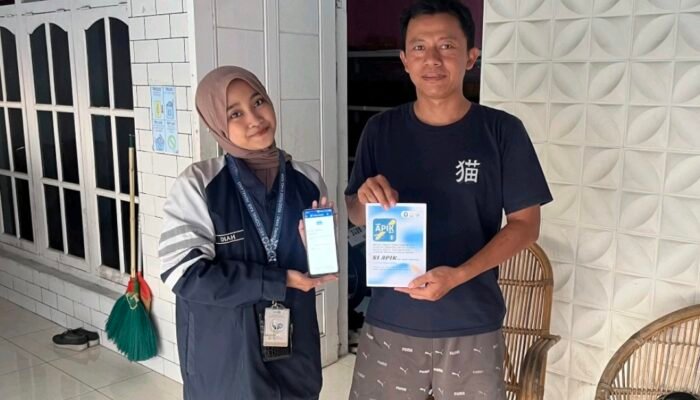 Naik Level! Mahasiswa KKN UNDIP Ajarkan Pembukuan Digital SIAPIK ke Pelaku UMKM Desa Gedeg