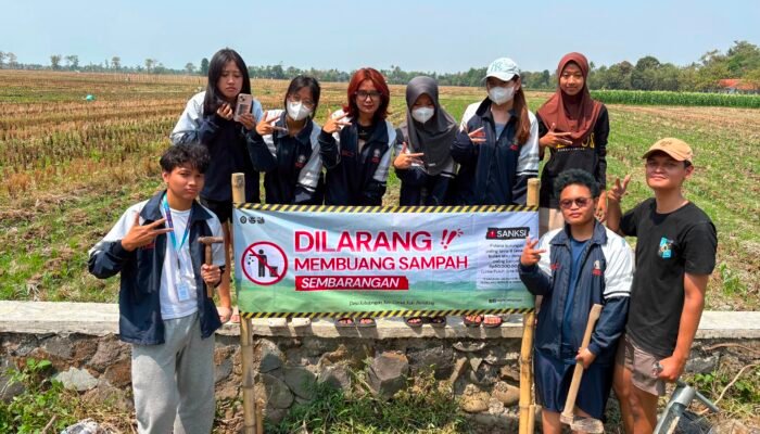 Gerakan Bersih Desa! KKN Undip Pasang Plang Larangan Buang Sampah Berancam Denda Rp50 Juta di Kebojongan