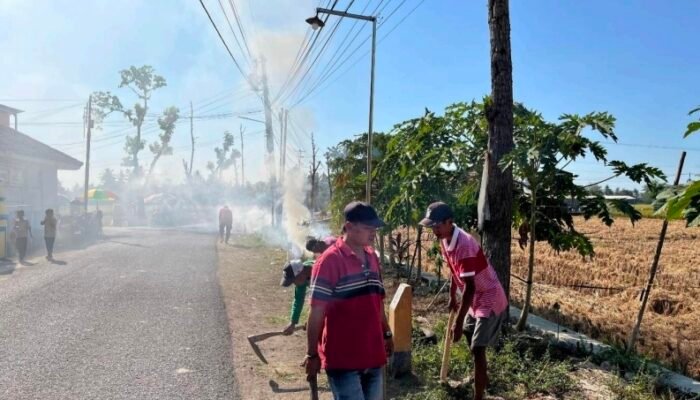 Nyalakan Semangat Gotong Royong! Mahasiswa KKN Undip Bersama Warga Dusun 3 Sikat Rumput Liar