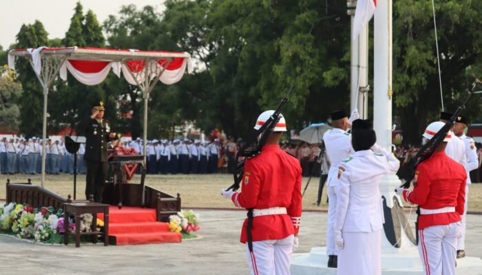 Dandim Pemalang Pimpin Penurunan Bendera HUT ke-81 RI dengan Khidmat