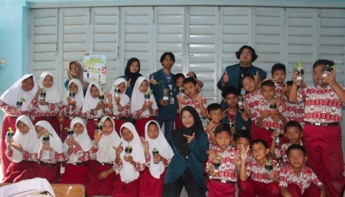 Manfaatkan Botol Bekas, Mahasiswa KKN Undip Kenalkan Semi Hidroponik ke Siswa SD
