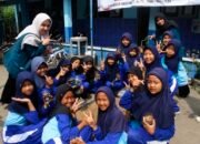 Sulap Botol Bekas Jadi Media Tanam, Siswa SD Muhammadiyah 03 Comal Belajar Semi Hidroponik