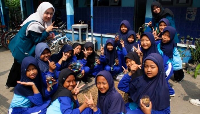 Sulap Botol Bekas Jadi Media Tanam, Siswa SD Muhammadiyah 03 Comal Belajar Semi Hidroponik