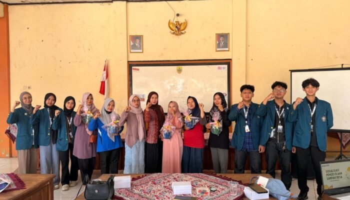 Sampah Jadi Cuan! Mahasiswa KKN Undip Ubah Botol Plastik Jadi Produk Bernilai Jual di Desa Gintung