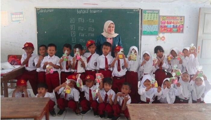 Kreatif! Mahasiswi Undip Kenalkan Dunia Logistik ke Anak-Anak Pemalang Lewat Dongeng