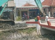 Normalisasi Kali Layang Dimulai, Camat Comal Gercep Pantau Langsung Pengerukan!