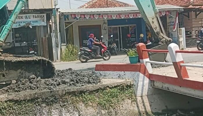 Normalisasi Kali Layang Dimulai, Camat Comal Gercep Pantau Langsung Pengerukan!