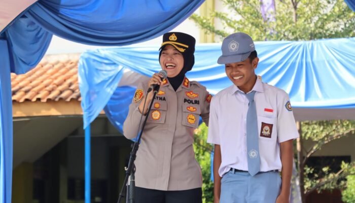 Cegah Kenakalan Remaja Kapolres Kendal Lakukan Pembinaan Terhadap Pelajar