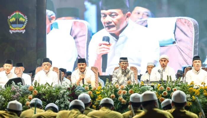 Ribuan Warga Bersholawat di Semarang, Ahmad Luthfi Tegaskan: Membangun Jateng Pekerjaan Bersama