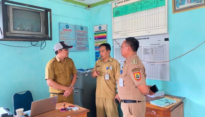 Camat Randudongkal Turun Gunung Pantau Pendaftaran Pilkades Serentak 2026