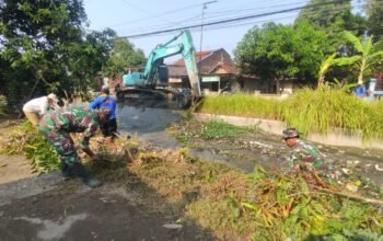 Dandim 0711/Pemalang Pimpin Karya Bakti Sambut HUT TNI ke-81 dan HUT Kodam IV/Diponegoro ke-76 Bersama Warga.
