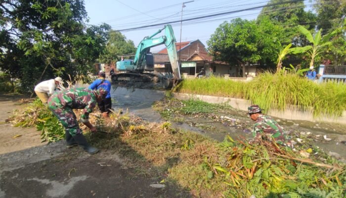 Dandim 0711/Pemalang Pimpin Karya Bakti Sambut HUT TNI ke-81 dan HUT Kodam IV/Diponegoro ke-76 Bersama Warga.