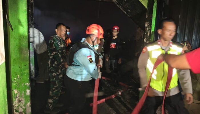 Pasar Belik Pemalang Terbakar, Aksi Cepat Tim Gabungan TNI dan Warga Selamatkan Kios Pedagang