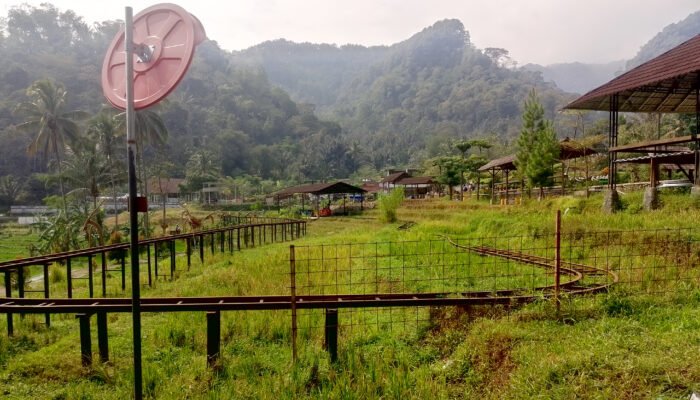 Destinasi Wisata Kalikesek Berlatar Belakang Gunung Ungaran Sangat Cocok Untuk Wisata Keluarga