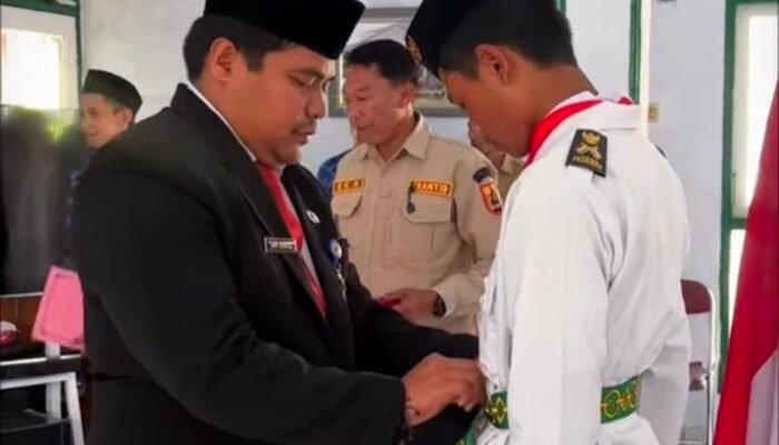 Camat Pulosari Resmi Kukuhkan Paskibra, Siap Kibarkan Sang Merah Putih di HUT ke-81 RI