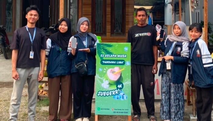 Genjot Promosi! Mahasiswa KKN Undip Pasang Banner Keren untuk UMKM Desa Gedeg