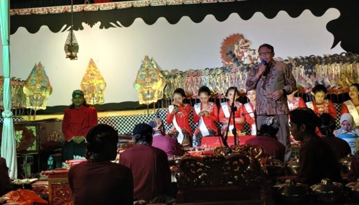 Camat Belik  Hadiri Tradisi Sedekah Bumi Desa Kalisaleh, Pagelaran Wayang Kulit Semalam Suntuk Sedot Ribuan Warga