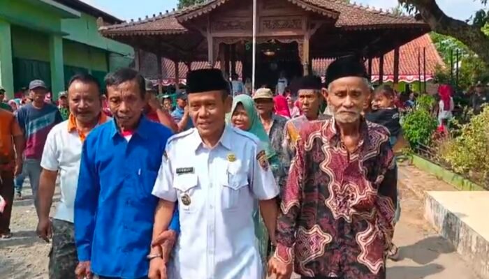 Ratusan Warga Iringi H. Sumarto “Cumul” Daftar Bacalon Kades Kebandaran, Emak-Emak Paling Bersemangat!