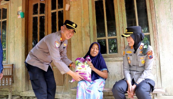 44 KK Warga Desa Kedungasri Terima Bantuan Air Bersih dan Beras Dari Polres Kendal