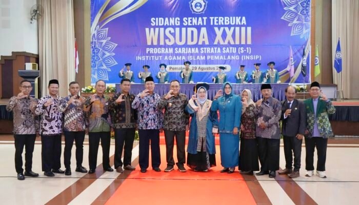 Hadiri Wisuda Mahasiswa INSIP, Plt Bupati Nurkholes Tegaskan Ijazah Bukan Akhir Saatnya Mengabdi!